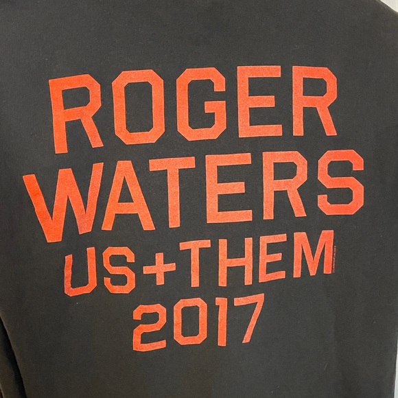 Roger Waters US + THEM 2017 tee Pink Floyd sz S - Picture 4 of 4